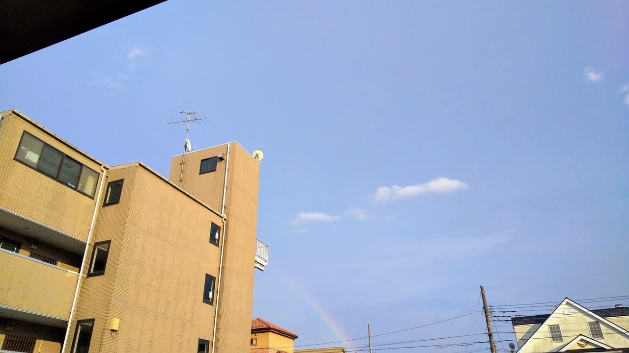 大和市上空にかかったダブルの虹。突然の夕立と太陽が織りなした