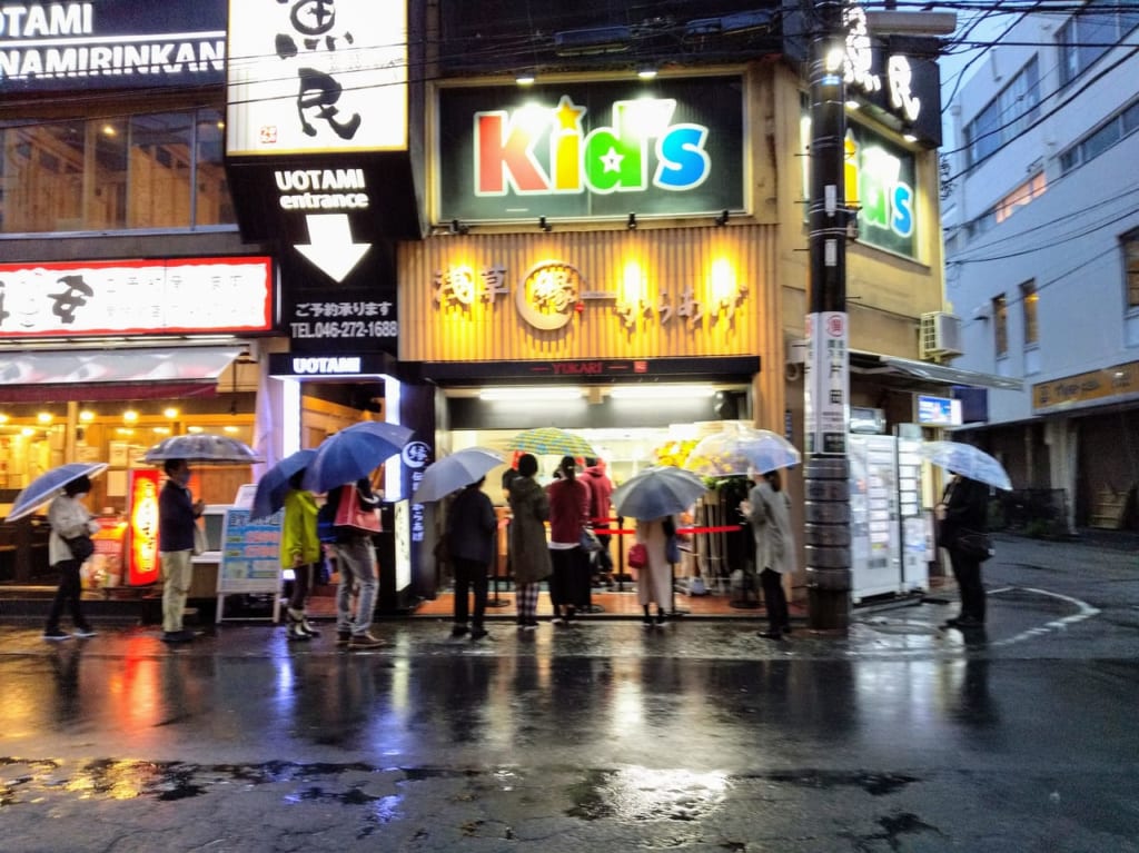 オープン当日、雨にもかかわらず長蛇の列となったお店の前の様子