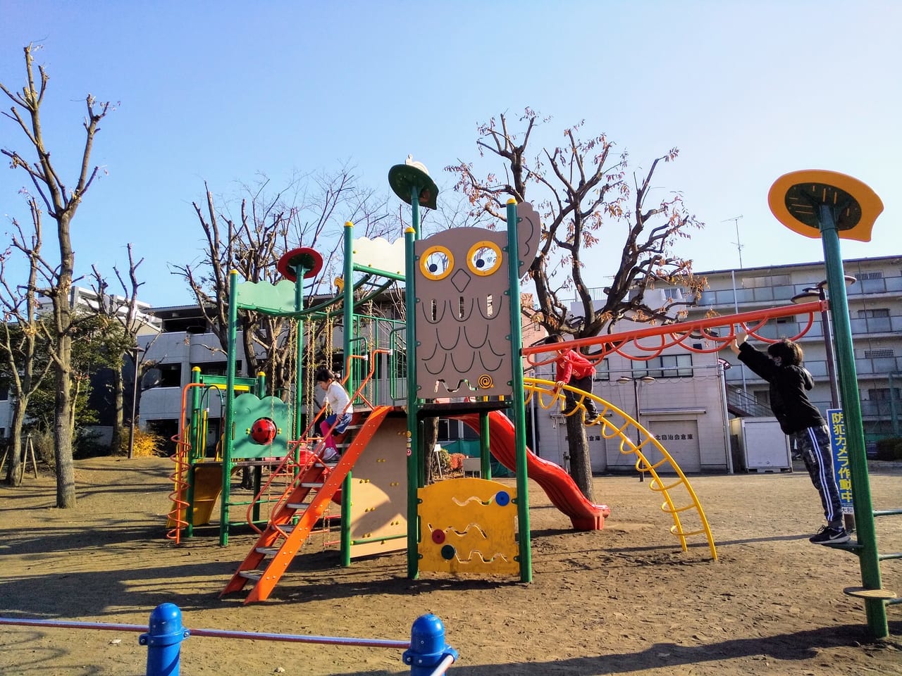 新しい遊具で遊ぶ地域の子どもたち