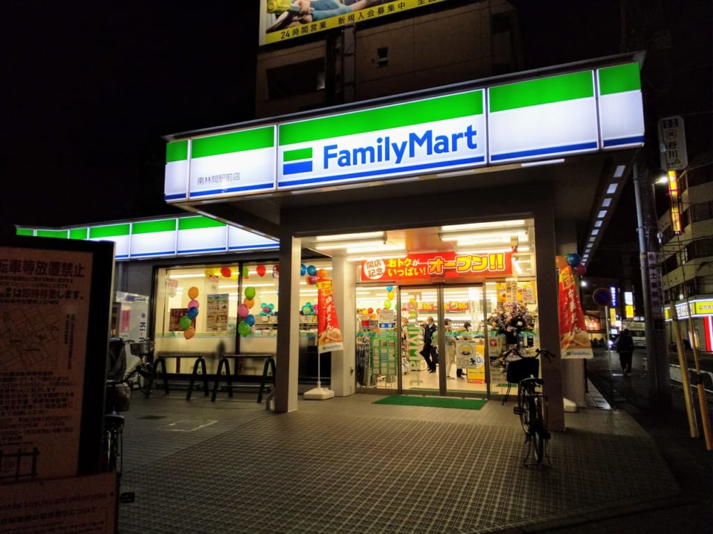 夜も客足の絶えないリオープン後の駅前ファミリマート