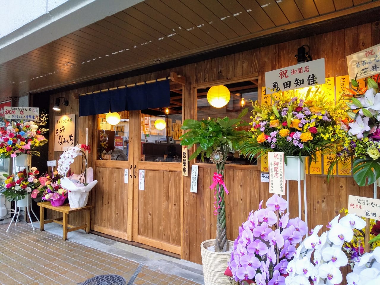 オープンにあたって入口に飾られたお祝いの花束