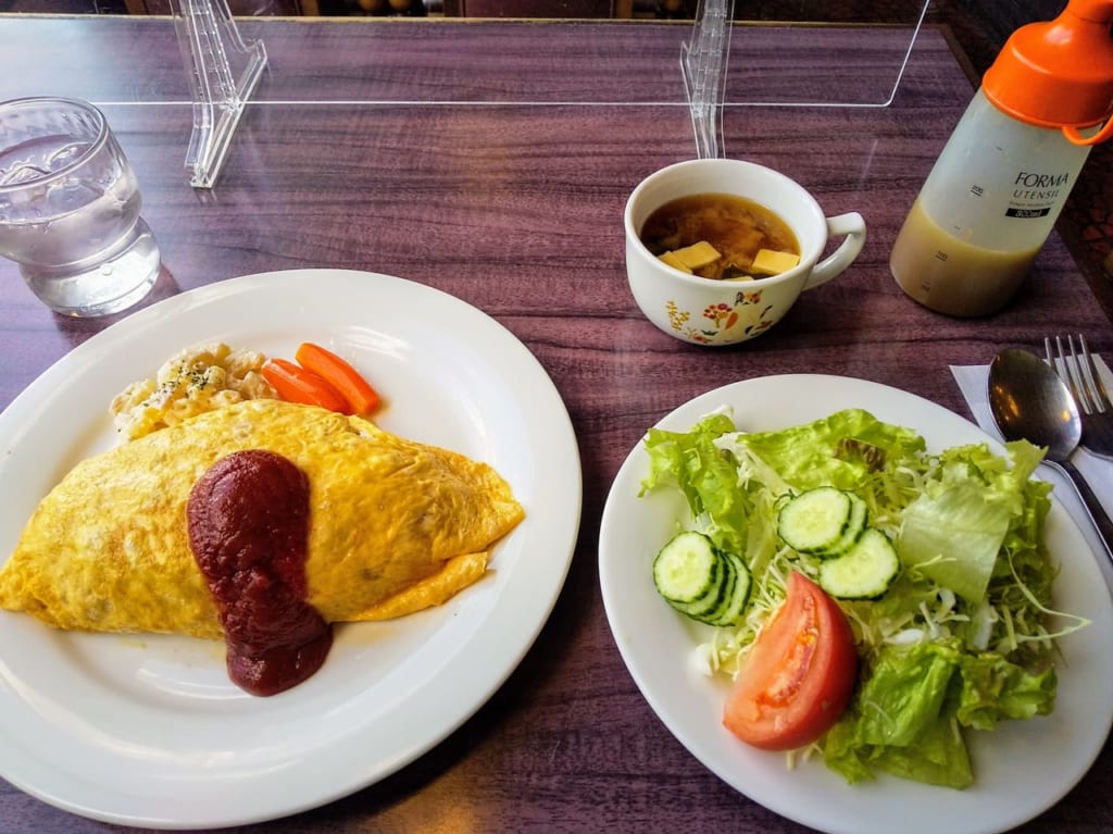 こんこんぶるのスープ、サラダ付きオムライス