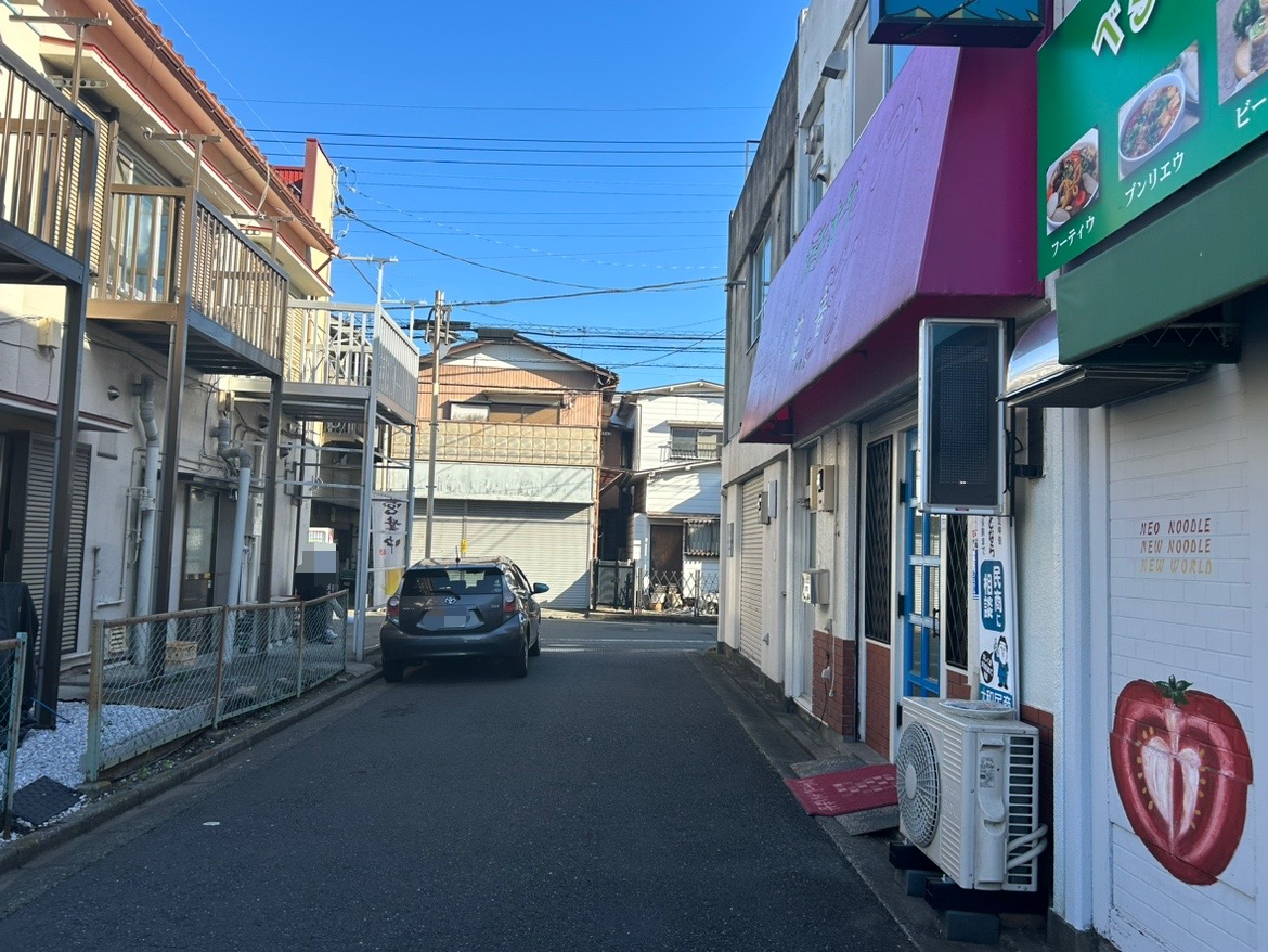 ベジタリアン料理SENの前の道路