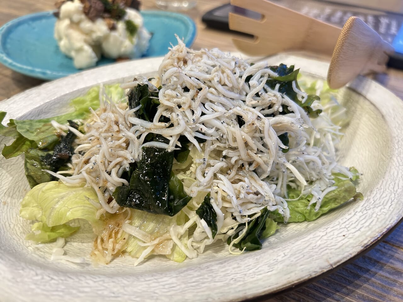 いまがわ食堂の三浦野菜と湘南釜揚げしらすのサラダ