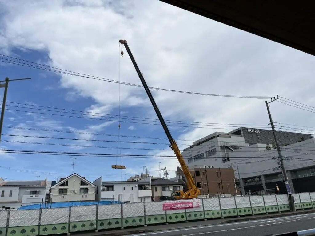 高座渋谷駅前マンションを建設中のクレーン車