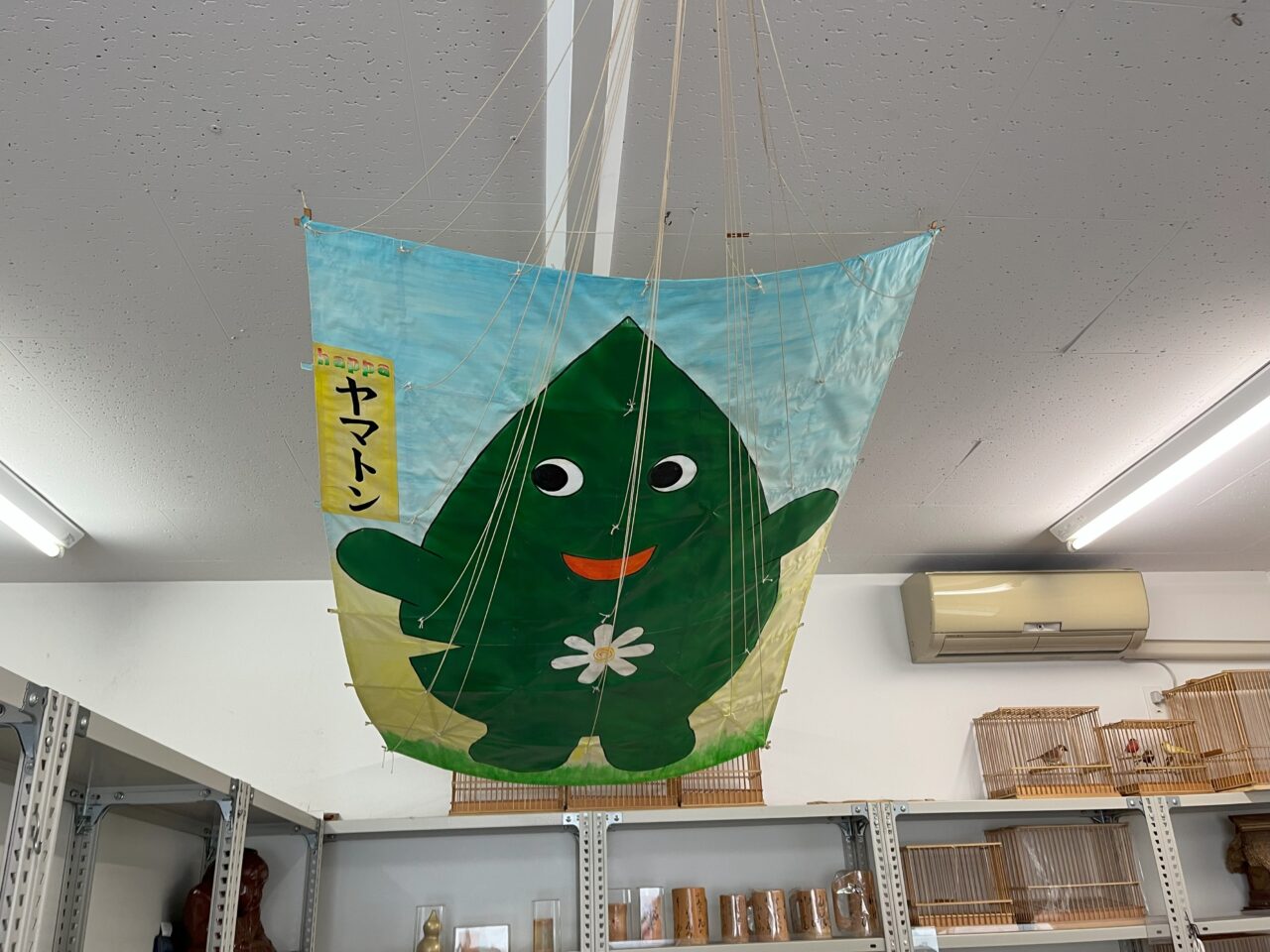 嶋田商店に飾られているヤマトンの凧