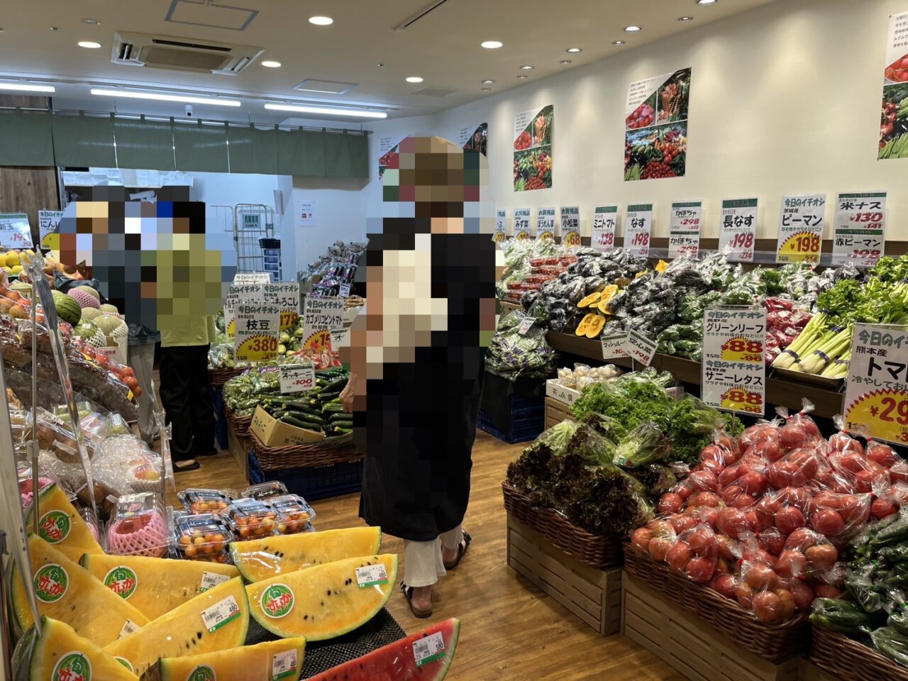 大菜の店内に並んだ野菜と果物