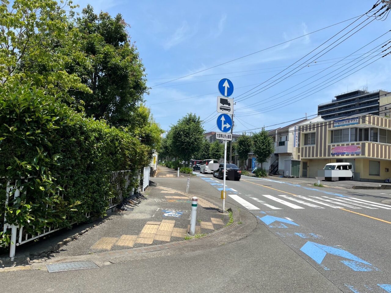 道路標識が設置された場所より手前の福田相模原線
