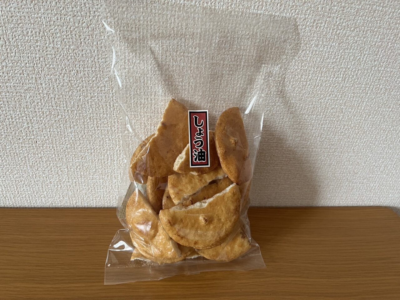 メガネのアキで販売されている雷神堂のしょう油せんべい