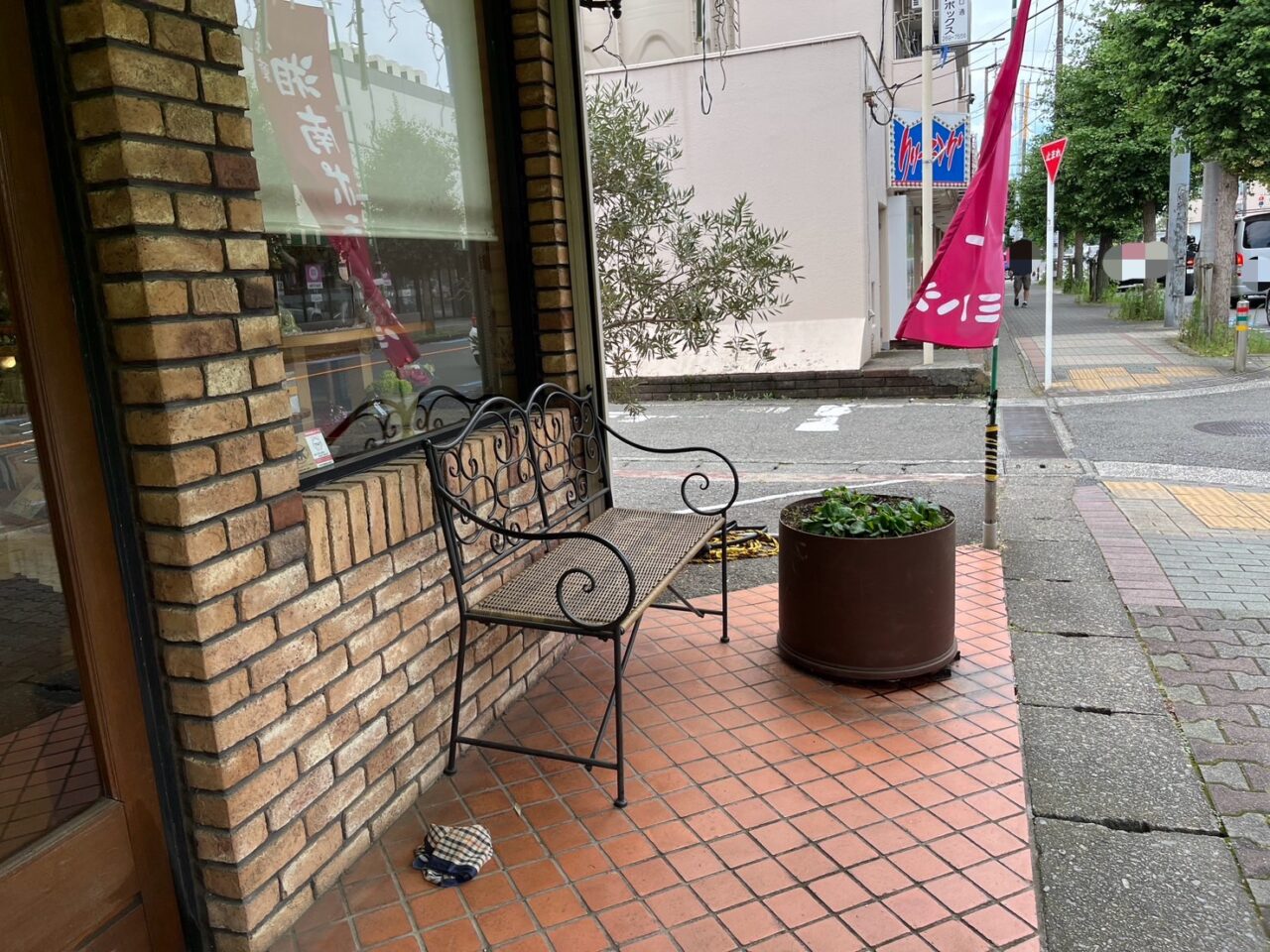 ミハシの店舗前に置いてあるイス