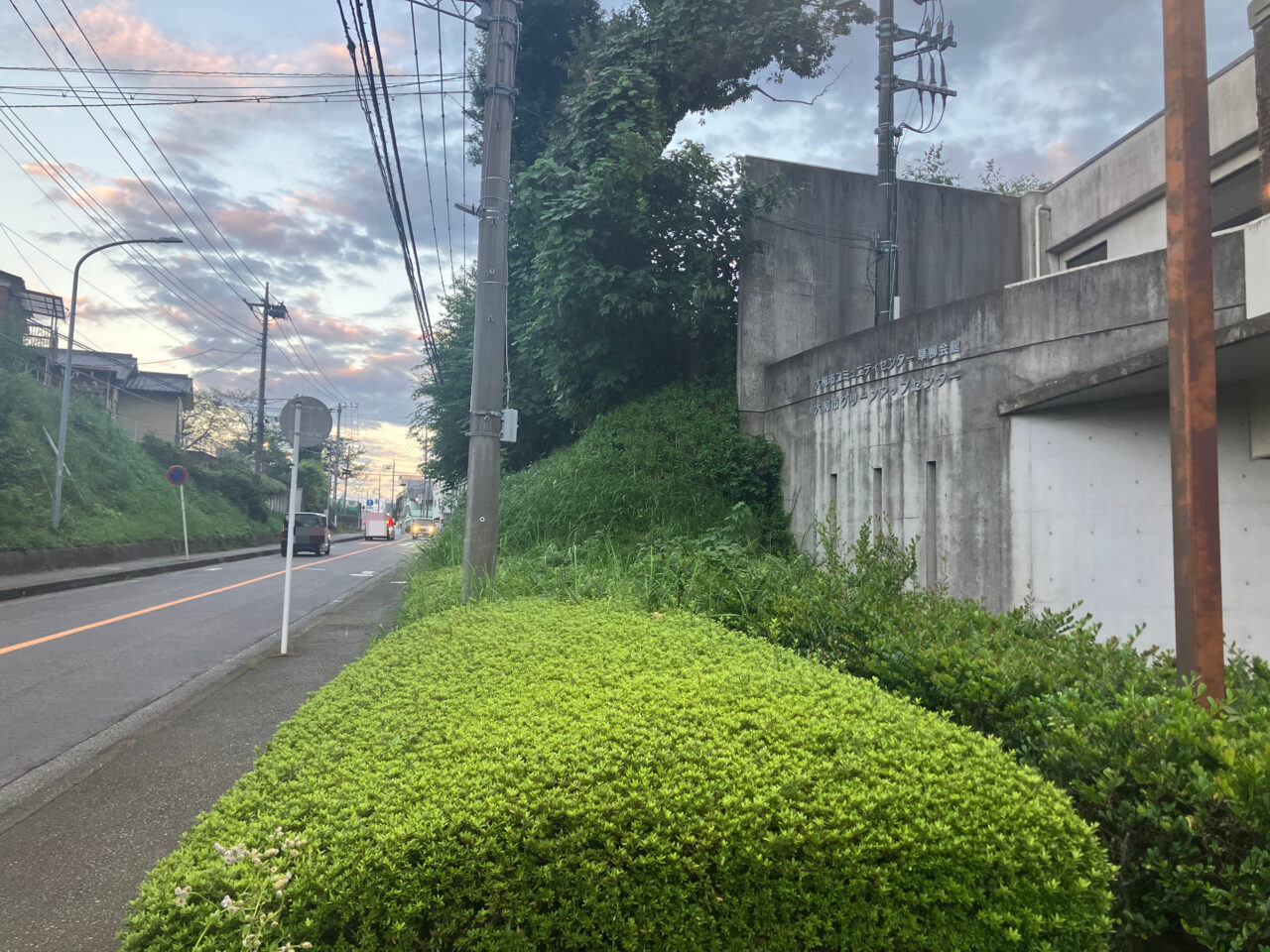 大和市コミュティセンター草柳会館前の通り
