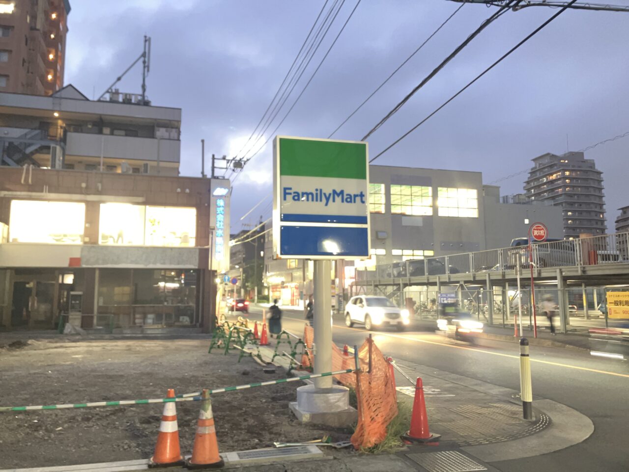 ファミリーマート大和中央林間店看板